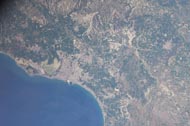Larnaca + Flughafen  - http:/eol.jsc.nasa.gov - ESC_large_ISS004_ISS004-E-8026
